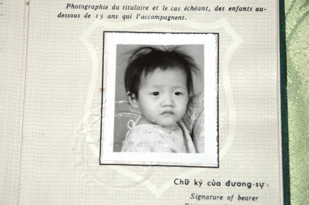 <strong>PASSBILDE:</strong> Dette var den lille jenta som kom til Norge og familien Hersve en kald vinterdag i 1974. Hun var understimulert og svært tynn, med mørke, alvorlige øyne og stritt hår. Foto: Randi Johnsen <strong>PASSBILDE:</strong> Dette var den lille jenta som kom til Norge og familien Hersve en kald vinterdag i 1974. Hun var understimulert og svært tynn, med mørke, alvorlige øyne og stritt hår. Foto: Randi Johnsen
