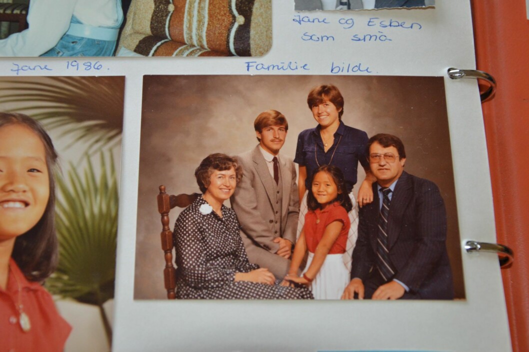 <strong>FAMILIEN:</strong> Hele familien hos fotografen. Bildet viser Line sammen med foreldrene Mary og Per, broren Esben og søsteren Jane. Foto: Privat <strong>FAMILIEN:</strong> Hele familien hos fotografen. Bildet viser Line sammen med foreldrene Mary og Per, broren Esben og søsteren Jane. Foto: Privat