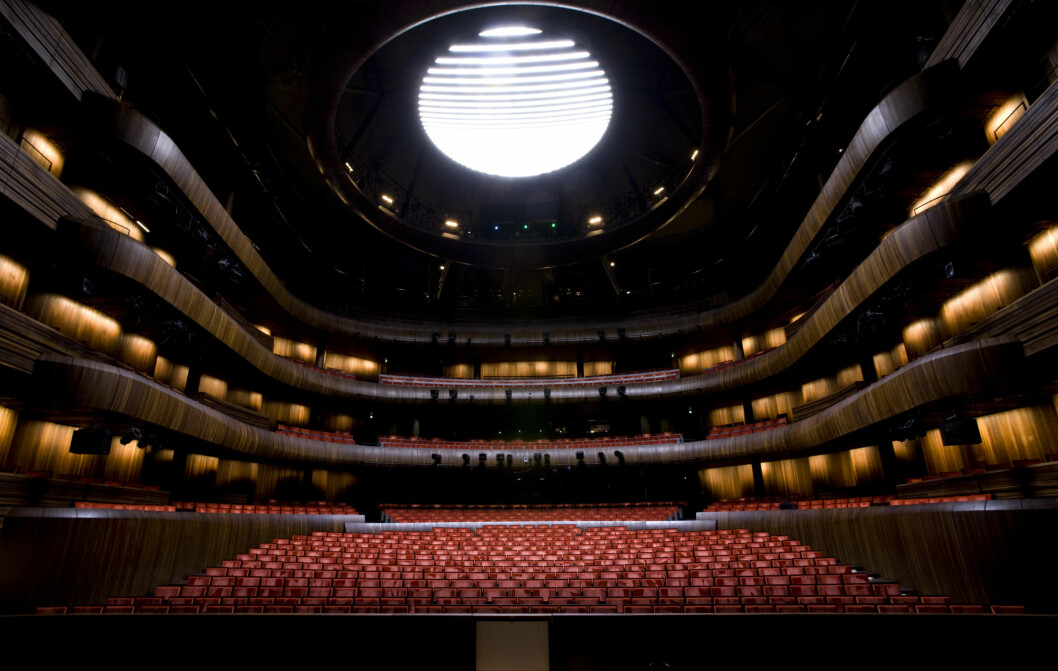 PLASS TIL MANGE: Inne på hovedscenen til Den Norske Opera er det plass til mange tilskuere.
Foto: Erik Berg / Operaen.no PLASS TIL MANGE: Inne på hovedscenen til Den Norske Opera er det plass til mange tilskuere.
Foto: Erik Berg / Operaen.no