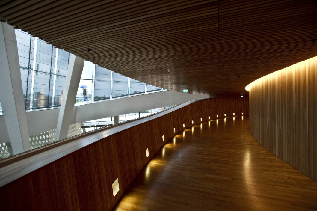 FLOTT ARKITEKTUR: Her er det kanskje ikke nok plass til gjestene, men dette kunne lett blitt en catwalk! Foto: Erik Berg / Operaen.no FLOTT ARKITEKTUR: Her er det kanskje ikke nok plass til gjestene, men dette kunne lett blitt en catwalk! Foto: Erik Berg / Operaen.no
