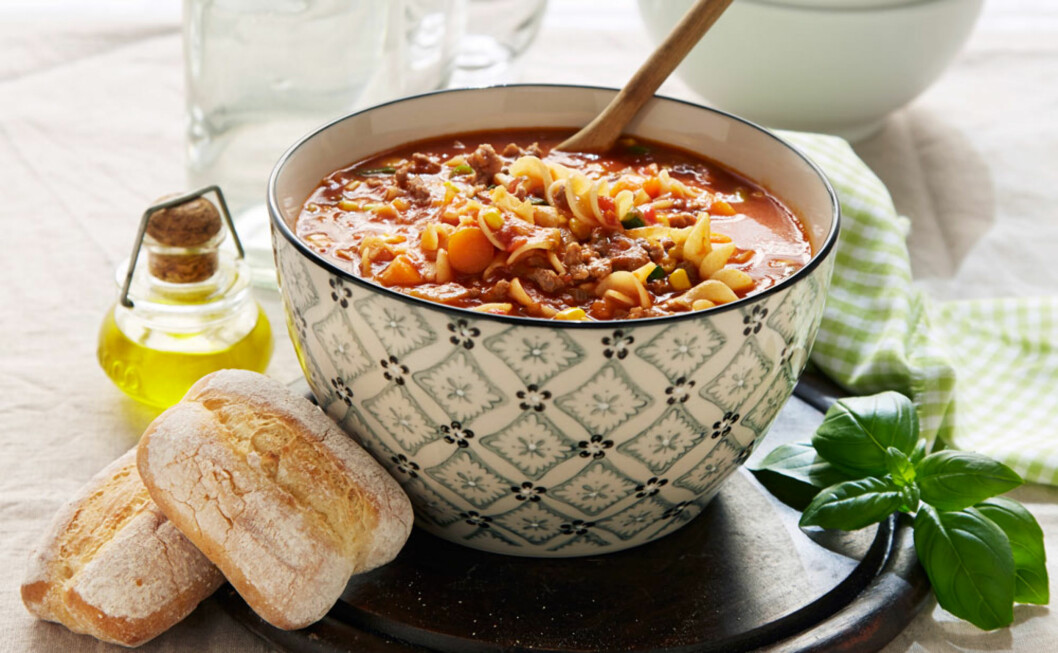 VARM SUPPE MED MYE SMAK: En gulasjsuppe skal smake av paprika karve og laurbærblad. Ekstra mettende blir suppen med noen pastaskruer. Foto: Synøve Dreyer VARM SUPPE MED MYE SMAK: En gulasjsuppe skal smake av paprika karve og laurbærblad. Ekstra mettende blir suppen med noen pastaskruer. Foto: Synøve Dreyer