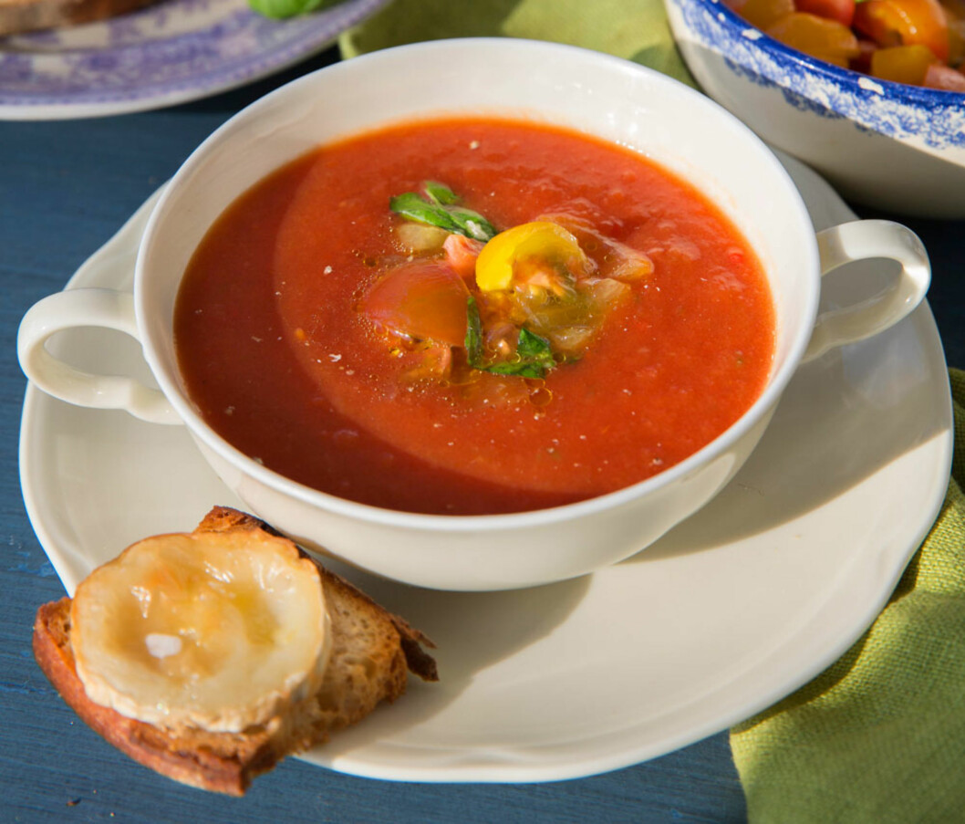 TOMATSUPPE MED TOAST: Varm suppe smaker godt på kalde vinterdager og med en salat og toast til så blir det et godt måltid. Foto: All Over Press TOMATSUPPE MED TOAST: Varm suppe smaker godt på kalde vinterdager og med en salat og toast til så blir det et godt måltid. Foto: All Over Press