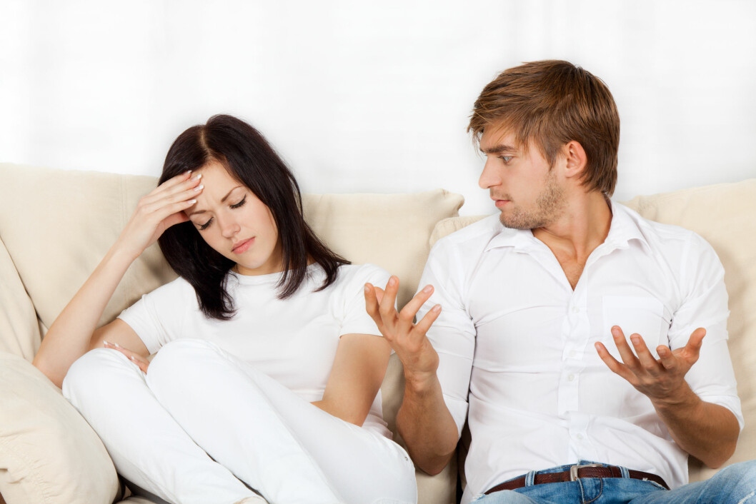 beautiful young couple sitting on a sofa Foto: mast3r - Fotolia beautiful young couple sitting on a sofa Foto: mast3r - Fotolia