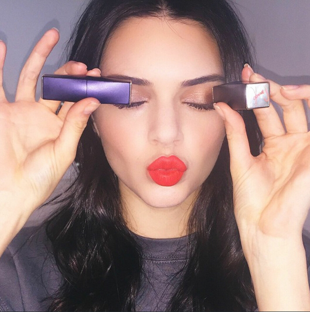 SLIK VI ER VANT TIL Å SE HENNE: Kendall Jenner er ihugga fan av å bruke sminke, men har ingenting imot å vise verden hvordan hun ser ut bak all make up. Dette bildet er tatt i sommer. Den mørkhårede skjønnheten er spesielt fan av å fremheve leppene med en knallfarget leppestift. Foto: NTB Scanpix SLIK VI ER VANT TIL Å SE HENNE: Kendall Jenner er ihugga fan av å bruke sminke, men har ingenting imot å vise verden hvordan hun ser ut bak all make up. Dette bildet er tatt i sommer. Den mørkhårede skjønnheten er spesielt fan av å fremheve leppene med en knallfarget leppestift. Foto: NTB Scanpix