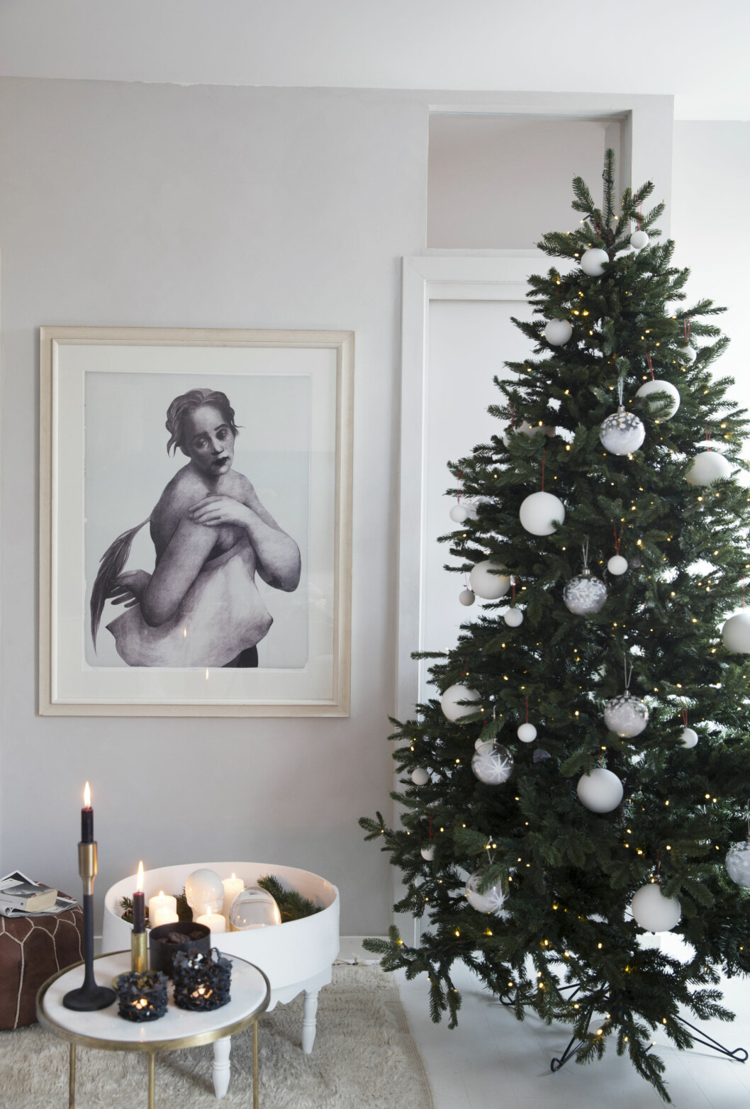 JULETREET: Juletreet og kulene er fra Shishi, på bordet fra Ladyburk.no står telysholdere fra Bolina.Det bakerste bordet har Tone kjøpt i Marrakech og malt hvitt. Bildet er av Trine Follmoe. Tips fra Tone: - Jeg bruker bare én farge på juletrepynten: hvitt. Det gjør uttrykket rent, og så ser jeg det grønne i treet. Foto: Yvonne Wilhelmsen JULETREET: Juletreet og kulene er fra Shishi, på bordet fra Ladyburk.no står telysholdere fra Bolina.Det bakerste bordet har Tone kjøpt i Marrakech og malt hvitt. Bildet er av Trine Follmoe. Tips fra Tone: - Jeg bruker bare én farge på juletrepynten: hvitt. Det gjør uttrykket rent, og så ser jeg det grønne i treet. Foto: Yvonne Wilhelmsen