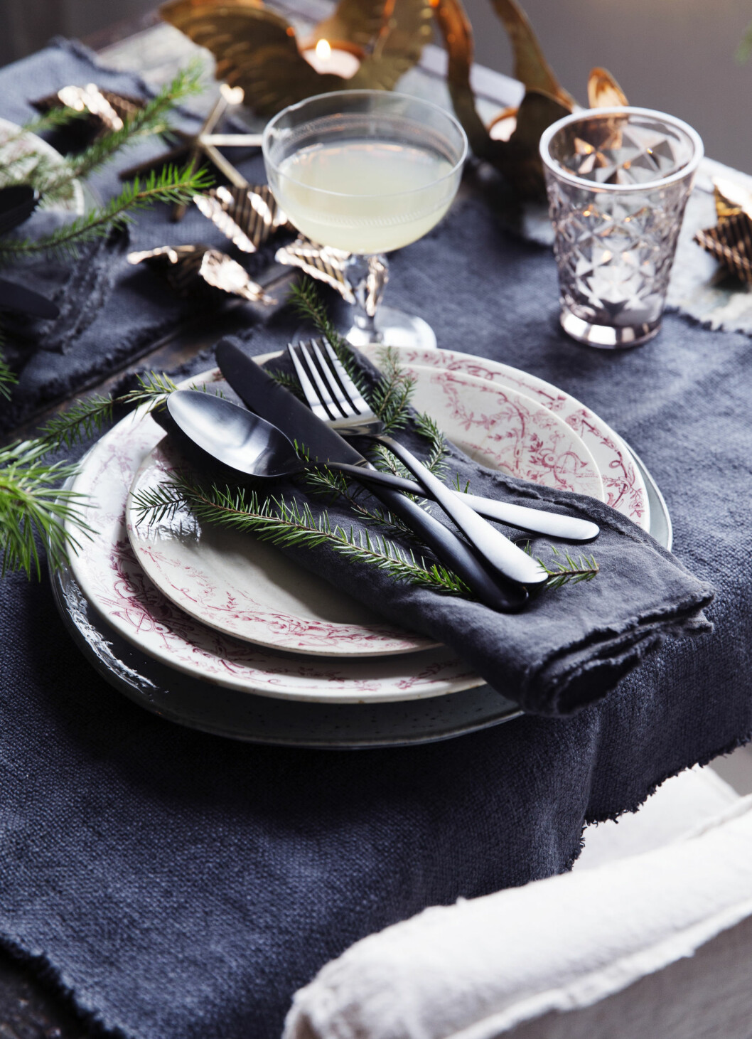 JULEBORDET: Tallerkener fra Fransk Bazar, bestikk og linserviett fra Bolina. Foto: Yvonne Wilhelmsen JULEBORDET: Tallerkener fra Fransk Bazar, bestikk og linserviett fra Bolina. Foto: Yvonne Wilhelmsen