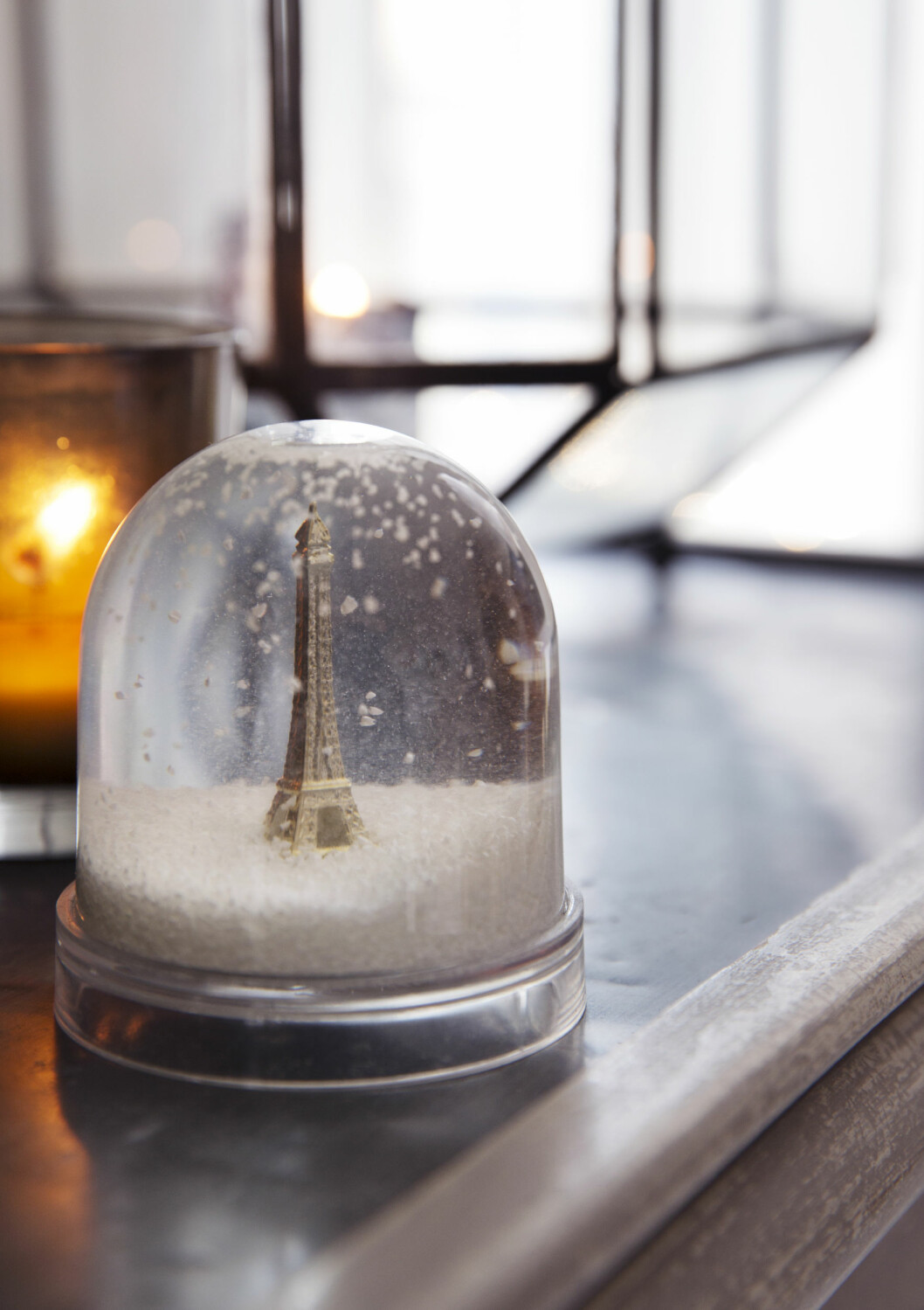 FRANSK JUL: – Jeg er så glad i Paris, så jeg måtte bare ha denne snøkulen med Eiffeltårnet fra Eske interiør, sier Tone. Foto: Yvonne Wilhelmsen FRANSK JUL: – Jeg er så glad i Paris, så jeg måtte bare ha denne snøkulen med Eiffeltårnet fra Eske interiør, sier Tone. Foto: Yvonne Wilhelmsen