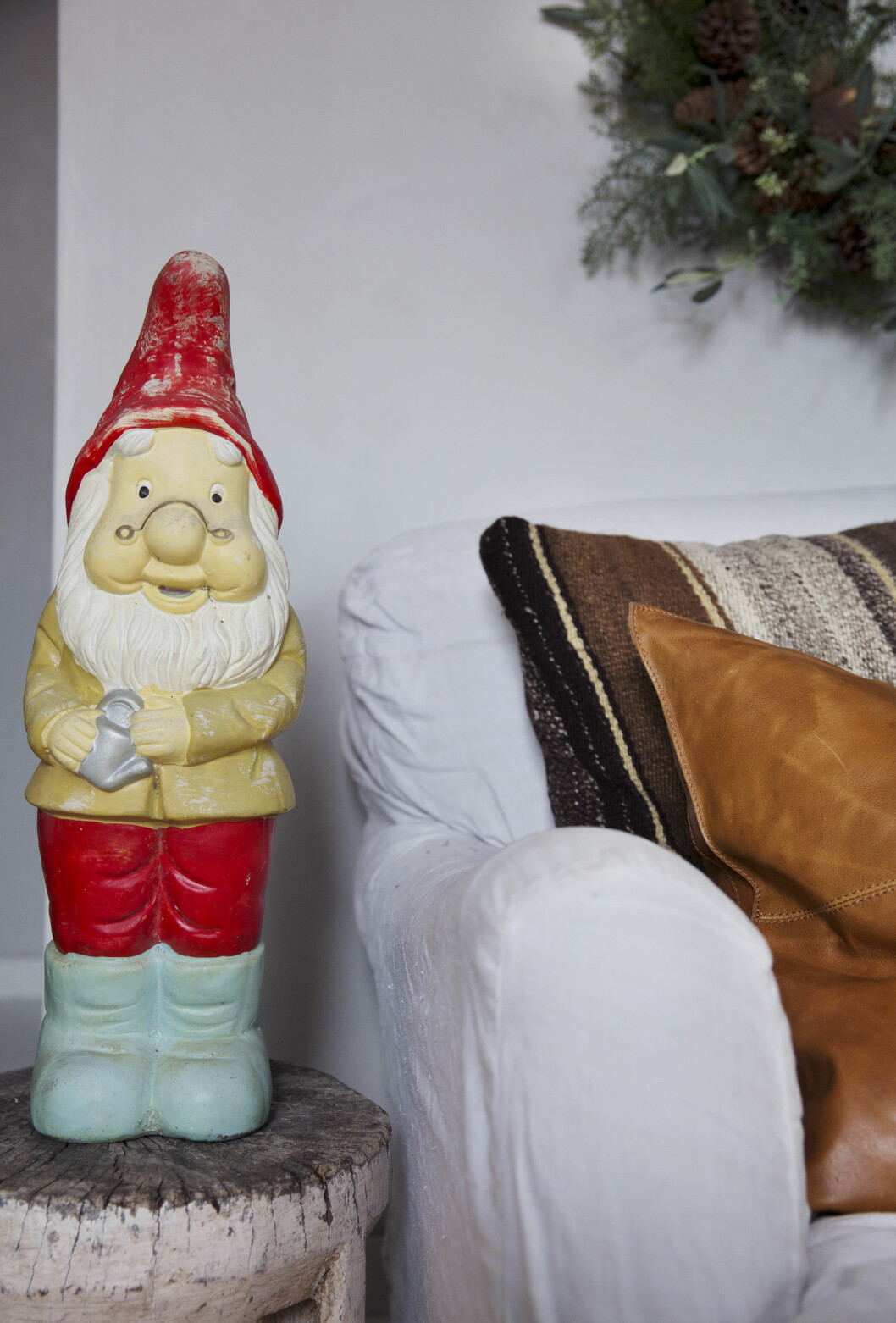 NISSEFAR: Nissen er fra Fransk bazar. – Jeg er så glad i den, jeg liker litt rare ting, forteller Tone. Foto: Yvonne Wilhelmsen NISSEFAR: Nissen er fra Fransk bazar. – Jeg er så glad i den, jeg liker litt rare ting, forteller Tone. Foto: Yvonne Wilhelmsen