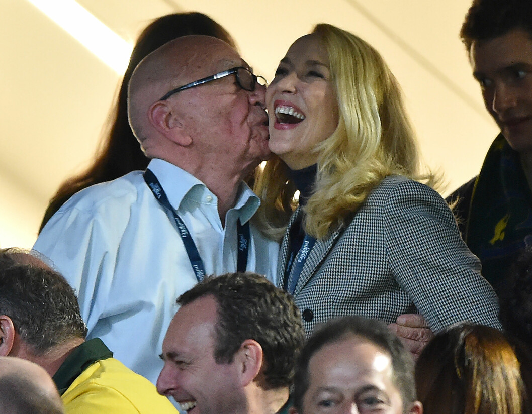 25 ÅRS FORSKJELL: Mediamogul Rupert Murdoch (84) har funnet lykken med den tidligere modellen Jerry Hall (59).
Foto: NTB Scanpix
25 ÅRS FORSKJELL: Mediamogul Rupert Murdoch (84) har funnet lykken med den tidligere modellen Jerry Hall (59).
Foto: NTB Scanpix
