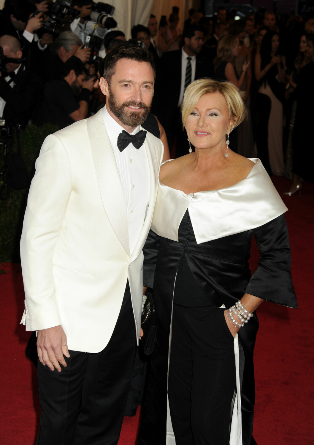 12 ÅRS FORSKJELL: Den australske skuespilleren Hugh Jackman (47) har vært gift med Deborra-Lee Furness (59) siden 1996. De har to barn sammen. Foto: NTB Scanpix 12 ÅRS FORSKJELL: Den australske skuespilleren Hugh Jackman (47) har vært gift med Deborra-Lee Furness (59) siden 1996. De har to barn sammen. Foto: NTB Scanpix