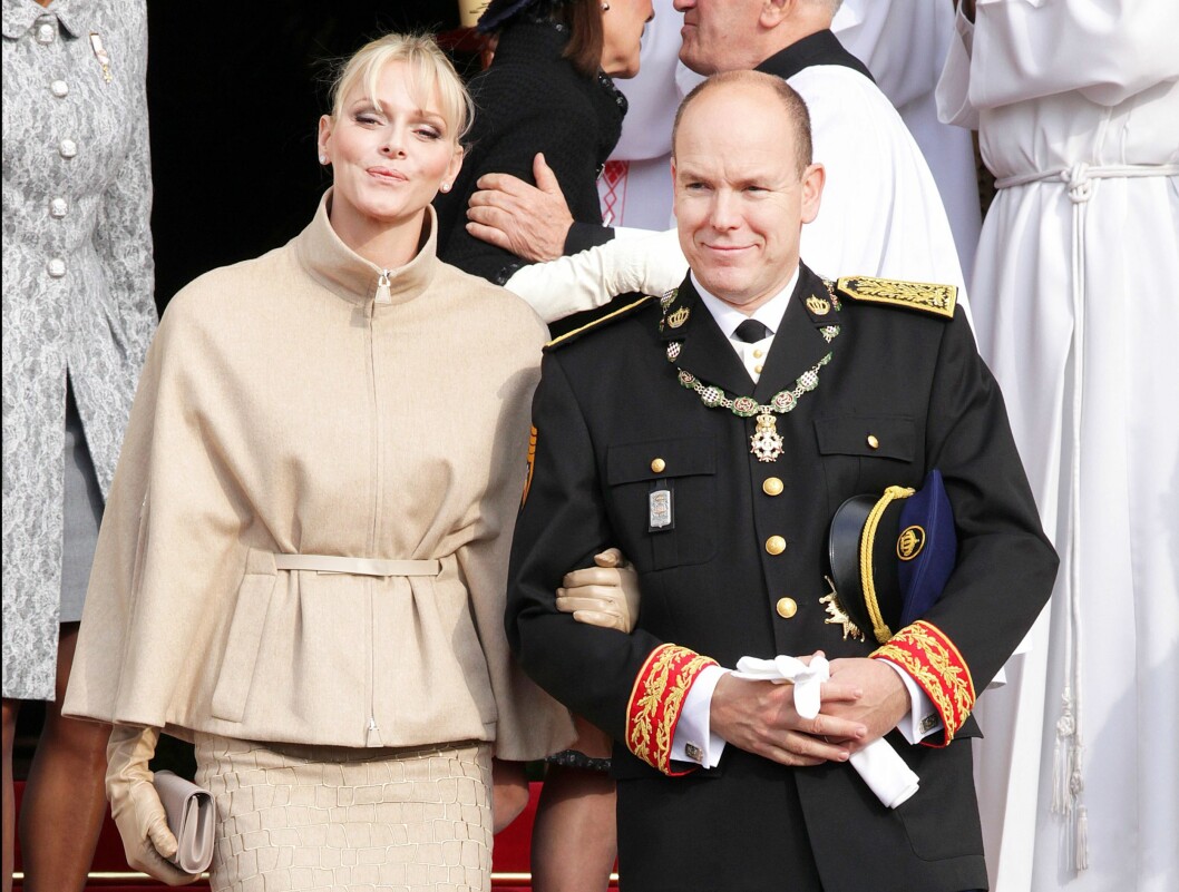20 ÅRS FORSKJELL: Men det er ikke bare i Hollywood at aldersforskjellen på parene er store - også i de rojale rekker finner vi eksempler. Blant andre, fyrst Albert (57) av Monaco og hans kone prinsesse Charlene (37). De giftet seg i 2011, og er foreldre til tvillingene Jacques og Gabriella (snart 1 år). Foto: NTB Scanpix 20 ÅRS FORSKJELL: Men det er ikke bare i Hollywood at aldersforskjellen på parene er store - også i de rojale rekker finner vi eksempler. Blant andre, fyrst Albert (57) av Monaco og hans kone prinsesse Charlene (37). De giftet seg i 2011, og er foreldre til tvillingene Jacques og Gabriella (snart 1 år). Foto: NTB Scanpix