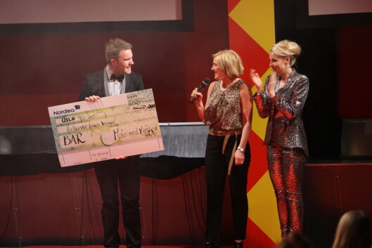 <strong>FIKK SJEKKEN:</strong> Årets Mote for mening-arrangement fikk samlet inn 200.000 kroner til Barn av rusmisbrukere. Foto: Per Ervland <strong>FIKK SJEKKEN:</strong> Årets Mote for mening-arrangement fikk samlet inn 200.000 kroner til Barn av rusmisbrukere. Foto: Per Ervland