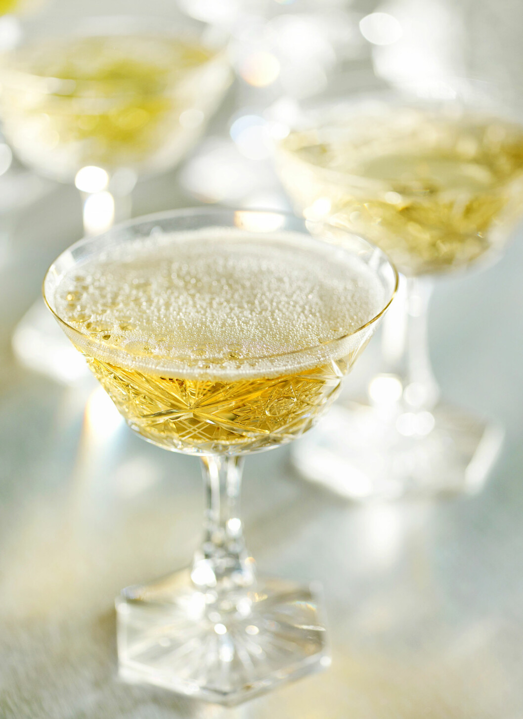 HOLDER LENGER: Boblene i champagne og musserende vin holder oksygenet på avstand og gjør at disse drikkene holder lenger enn vanlig vin. Foto: Mara Zemgaliete - Fotolia HOLDER LENGER: Boblene i champagne og musserende vin holder oksygenet på avstand og gjør at disse drikkene holder lenger enn vanlig vin. Foto: Mara Zemgaliete - Fotolia