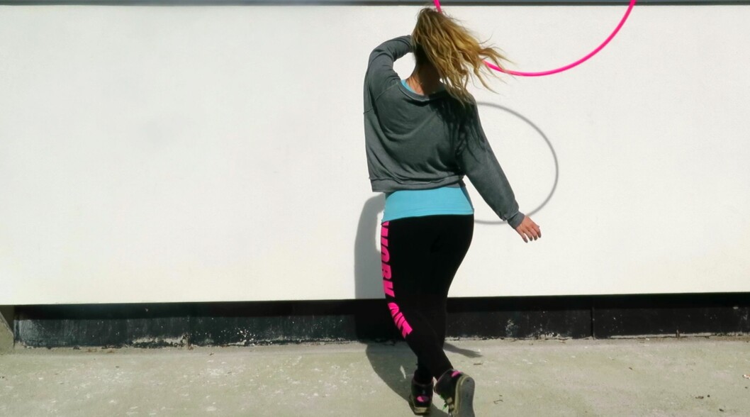 MANGE TRIKS: Instruktør Benedicte Rasch forteller at Hoop Dance er en allsidig og effektiv treningsform med flere hundre ulike triks å velge mellom, i ulike vanskelighetsgrader. Foto: Privat MANGE TRIKS: Instruktør Benedicte Rasch forteller at Hoop Dance er en allsidig og effektiv treningsform med flere hundre ulike triks å velge mellom, i ulike vanskelighetsgrader. Foto: Privat