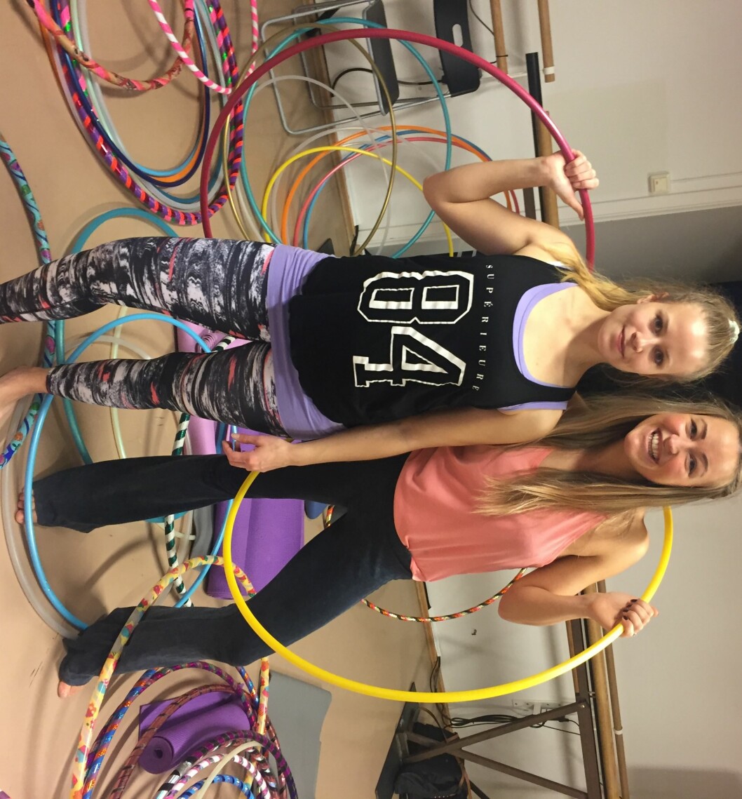 TESTET HOOP DANCE: KK-journalist Stine Hartmann (til høyre) har selv prøvd seg på Hoop Dance, noe som ble en svært morsom opplevelse. Foto: Privat TESTET HOOP DANCE: KK-journalist Stine Hartmann (til høyre) har selv prøvd seg på Hoop Dance, noe som ble en svært morsom opplevelse. Foto: Privat