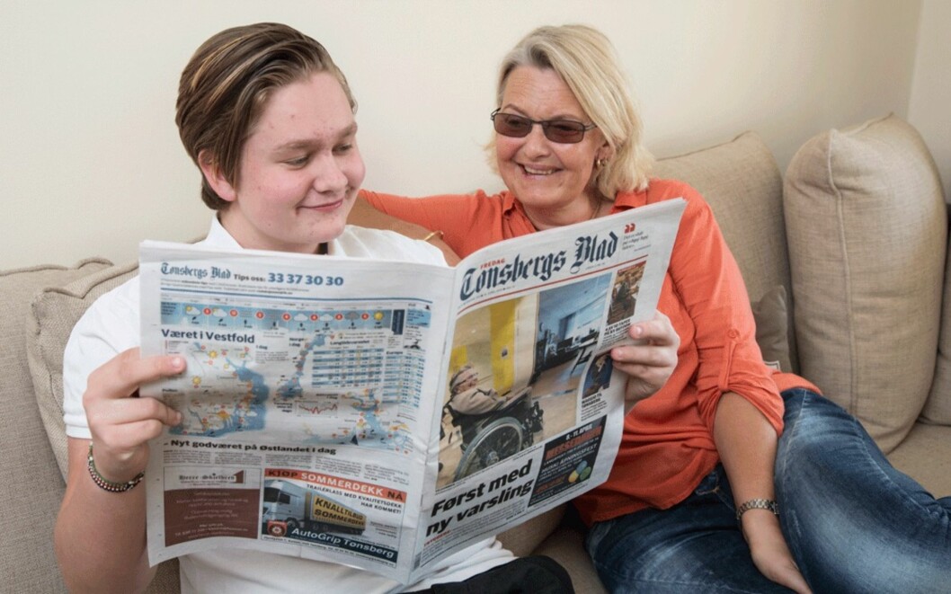 ENGASJERT: Mette sitter som vararepresentant i kommunestyret i Stokke og har som fast tradisjon med sønnen Sander (18) å bli oppdatert på siste nytt fra lokalavisen. Foto: Morten Eik ENGASJERT: Mette sitter som vararepresentant i kommunestyret i Stokke og har som fast tradisjon med sønnen Sander (18) å bli oppdatert på siste nytt fra lokalavisen. Foto: Morten Eik