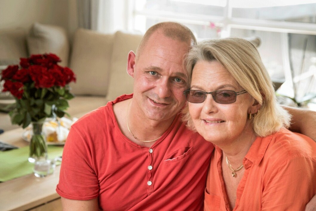 STÅR SAMMEN: Mette og ektemannen Birger Moe har erfart at den som står oppreist i stormen, får oppleve regnbuen etterpå. Foto: Morten Eik STÅR SAMMEN: Mette og ektemannen Birger Moe har erfart at den som står oppreist i stormen, får oppleve regnbuen etterpå. Foto: Morten Eik