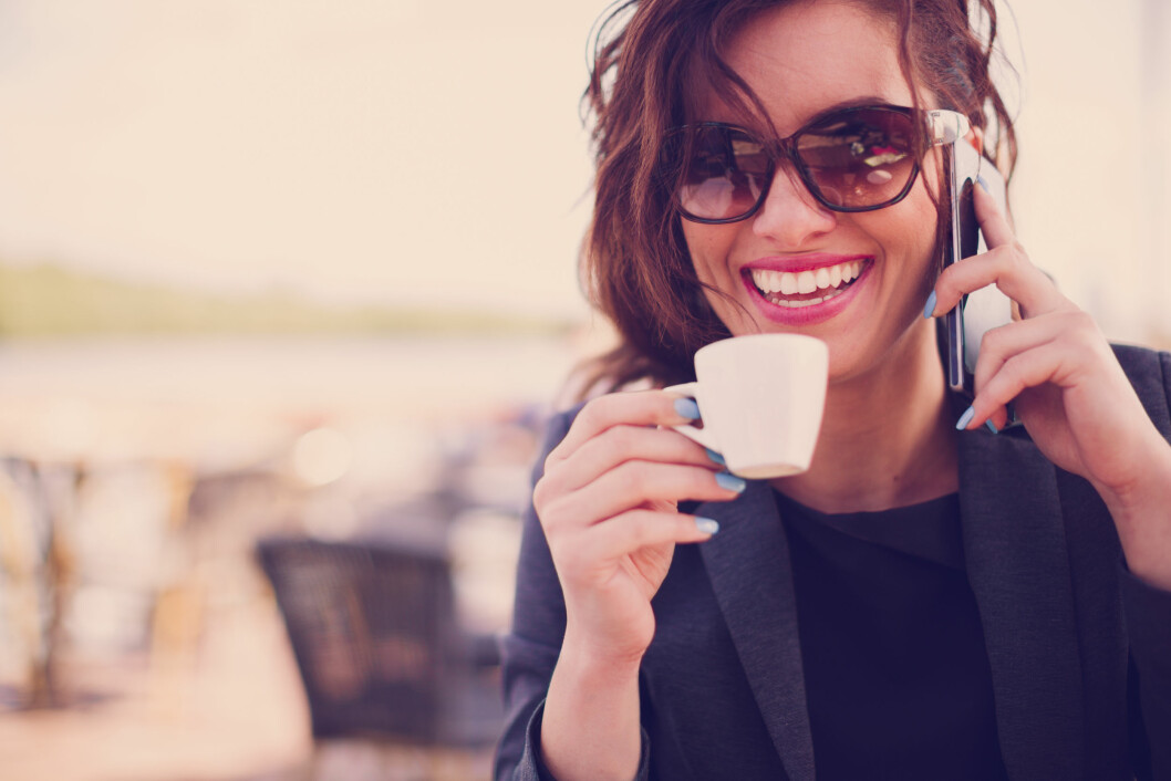 FOR MYE STEMMEBRUK: En prat på telefonen i ny og ne skal vel gå bra, men bruker du stemmen for mye eller overanstrenger stemmebåndene kan dette fort gi utslag i heshet. Foto: Shutterstock / astarot FOR MYE STEMMEBRUK: En prat på telefonen i ny og ne skal vel gå bra, men bruker du stemmen for mye eller overanstrenger stemmebåndene kan dette fort gi utslag i heshet. Foto: Shutterstock / astarot