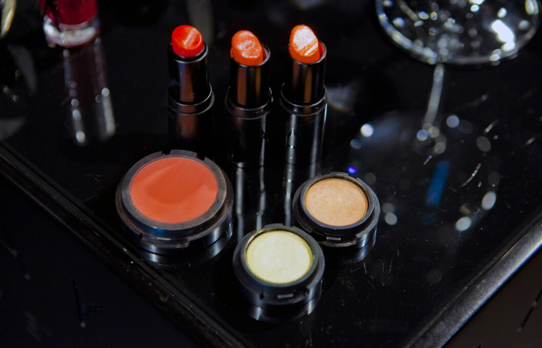 SMINKEN SOM GIR GLØD: Rødoransje leppestifter, korallfarget rouge (t.v), lys og gyllen øyenskygge (t.h) og gulig highlighter (nederst). Alt fra Make Up Store. Foto: Per Ervland SMINKEN SOM GIR GLØD: Rødoransje leppestifter, korallfarget rouge (t.v), lys og gyllen øyenskygge (t.h) og gulig highlighter (nederst). Alt fra Make Up Store. Foto: Per Ervland