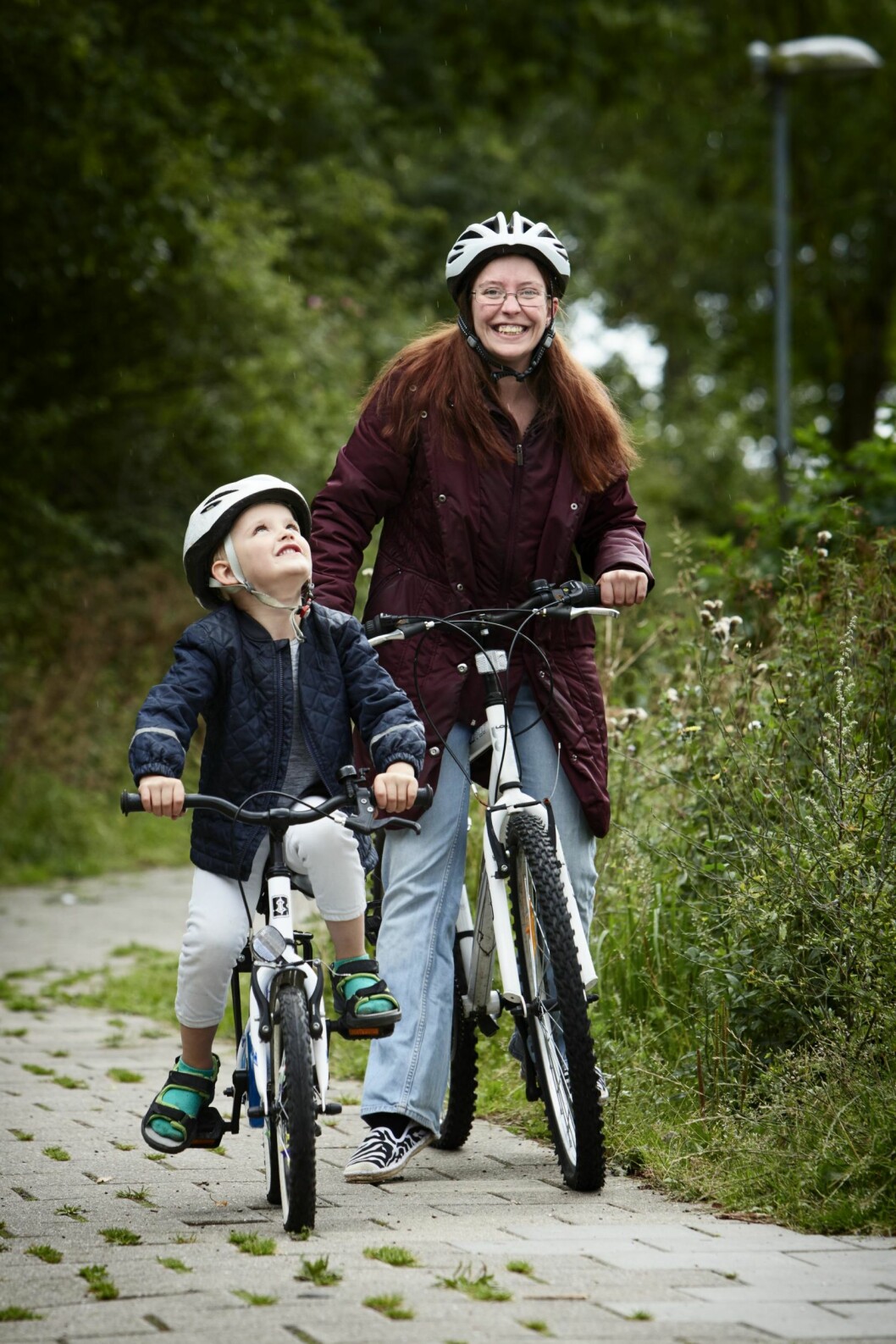 UT PÅ TUR: Mosjon er med på å holde sklerosen i sjakk, og sykling er blitt en fin felles aktivitet for Cassandra og Steven. Foto: Steen Wreem UT PÅ TUR: Mosjon er med på å holde sklerosen i sjakk, og sykling er blitt en fin felles aktivitet for Cassandra og Steven. Foto: Steen Wreem