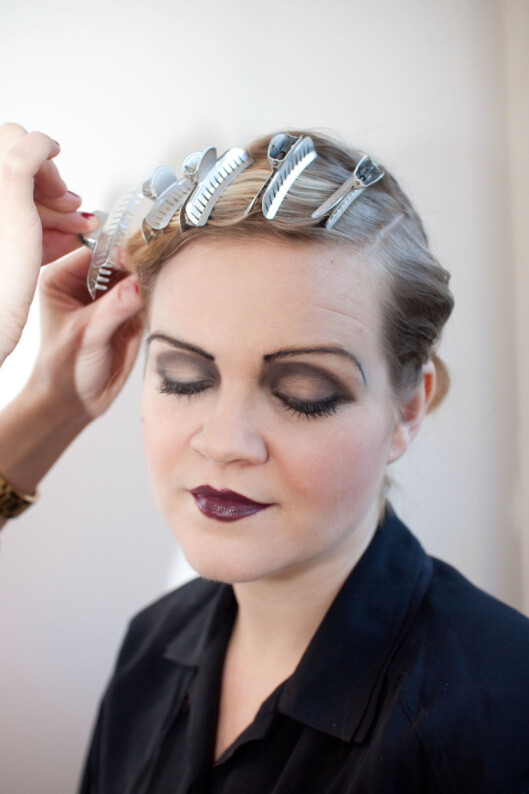 TIDSRIKTIG: En autentisk 20-tallssminke er veldig dramatisk, og neppe noe man bruker til hverdags. Foto: Kristin Hove TIDSRIKTIG: En autentisk 20-tallssminke er veldig dramatisk, og neppe noe man bruker til hverdags. Foto: Kristin Hove