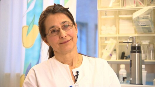 <strong>SOL MED MÅTE:</strong> – Vi trenger sol for å bygge opp vitamin D, men vi må ta hensyn til hudtypen vår, sier Ingrid Roscher, overlege ved Universitetssykehuset i Oslo. Foto: NRK <strong>SOL MED MÅTE:</strong> – Vi trenger sol for å bygge opp vitamin D, men vi må ta hensyn til hudtypen vår, sier Ingrid Roscher, overlege ved Universitetssykehuset i Oslo. Foto: NRK