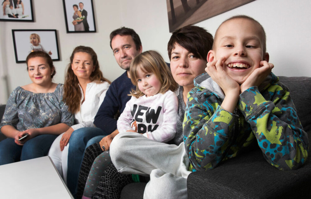 MIDTPUNKT: Ramize, Rrezarta, Terje, Suzanne og mamma Shera er glade for at Adrian er ferdig med lange sykehusopphold. Foto: Sverre Jarild MIDTPUNKT: Ramize, Rrezarta, Terje, Suzanne og mamma Shera er glade for at Adrian er ferdig med lange sykehusopphold. Foto: Sverre Jarild