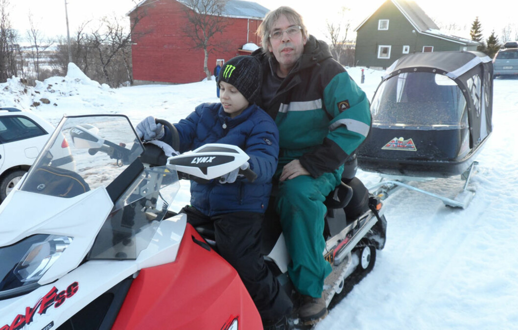 PAPPA: Noe av det beste Adrian vet, er å være på besøk hos pappa Harald Kvam i Vadsø. Her fra en tur i påsken. Foto: Privat PAPPA: Noe av det beste Adrian vet, er å være på besøk hos pappa Harald Kvam i Vadsø. Her fra en tur i påsken. Foto: Privat