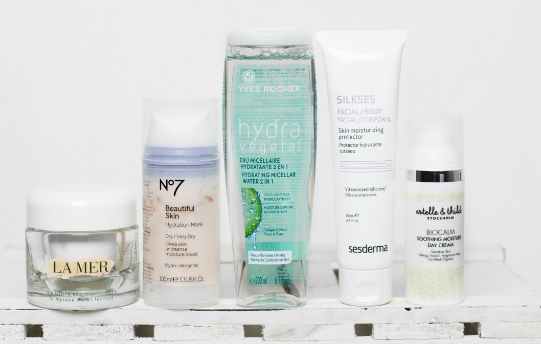 1. Maske som løfter og plumper huden (kr 1500, La Mer, The Lifting og firming Mask). 2. Fuktboost med glyserin og kakaosmør (kr 170, No7, Hydration Mask). 3. Fukt og rens i ett (kr 95, Yves Rocher, Hydra Végétal, Hydrating Micellar Water 2 in 1). 4. Smøres på ekstra tørre partier (kr 200, Sesderma, Silkses Facial/Body). 5. Beroligende dagkrem med mye fukt (kr225, Estelle og Thild, Soothing Moisture Day Cream). Foto: Ole Martin Halvorsen 1. Maske som løfter og plumper huden (kr 1500, La Mer, The Lifting og firming Mask). 2. Fuktboost med glyserin og kakaosmør (kr 170, No7, Hydration Mask). 3. Fukt og rens i ett (kr 95, Yves Rocher, Hydra Végétal, Hydrating Micellar Water 2 in 1). 4. Smøres på ekstra tørre partier (kr 200, Sesderma, Silkses Facial/Body). 5. Beroligende dagkrem med mye fukt (kr225, Estelle og Thild, Soothing Moisture Day Cream). Foto: Ole Martin Halvorsen