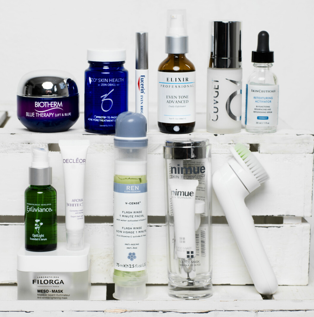 1. Gir løft og glød (kr 600, Biotherm, Blue Therapy). 2. Eksfolierende ekstrakt (kr 550, Obagi, Zo Skin Health, Te Pads Acne Pore Treatment). 3. Brukes direkte på pigmentflekker (kr 190, Eucerin, Even Brighter Spot Corrector). 4. Reduserer pigmentering (kr 890, Elixir Professional, Even Tone Advanced).5. Norsk serum som reduserer linjer (kr 1495, Cuvget). 6. Gir glød med blant annet glycolsyre (kr 850, Skinceuticals, Retexturizing Activator). 7. Inneholder 11 potente blekemidler mot pigmentering (kr 600, Exuviance, Optilight Serum). 8. Lysner huden (kr 390, Decléor, Aroma White C, Expert Dark Spot Corrector). 9. Gir glød med vitamin C (kr 395, Filorga, Meso Mask). 10. Glød på ett minutt (kr 300, Ren, Flash Rinse, 1 minute Facial). 12. Eksfolierende maske som gir maks glød (kr 390, Nimue, Glyco Mask). 13. Skånsom rensebørste (kr 925, Clinique, Sonic System Purifying Cleansing Brush). Foto: Ole Martin Halvorsen 1. Gir løft og glød (kr 600, Biotherm, Blue Therapy). 2. Eksfolierende ekstrakt (kr 550, Obagi, Zo Skin Health, Te Pads Acne Pore Treatment). 3. Brukes direkte på pigmentflekker (kr 190, Eucerin, Even Brighter Spot Corrector). 4. Reduserer pigmentering (kr 890, Elixir Professional, Even Tone Advanced).5. Norsk serum som reduserer linjer (kr 1495, Cuvget). 6. Gir glød med blant annet glycolsyre (kr 850, Skinceuticals, Retexturizing Activator). 7. Inneholder 11 potente blekemidler mot pigmentering (kr 600, Exuviance, Optilight Serum). 8. Lysner huden (kr 390, Decléor, Aroma White C, Expert Dark Spot Corrector). 9. Gir glød med vitamin C (kr 395, Filorga, Meso Mask). 10. Glød på ett minutt (kr 300, Ren, Flash Rinse, 1 minute Facial). 12. Eksfolierende maske som gir maks glød (kr 390, Nimue, Glyco Mask). 13. Skånsom rensebørste (kr 925, Clinique, Sonic System Purifying Cleansing Brush). Foto: Ole Martin Halvorsen