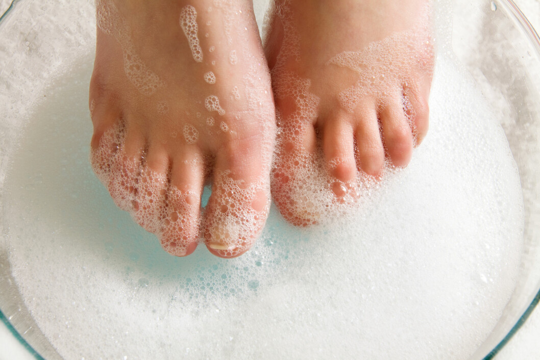 IKKE FOR LENGE: Det holder med noen minutter i fotbadet. Sitter du for lenge, kan du faktisk skade føttene. Foto: Kim Schneider - Fotolia IKKE FOR LENGE: Det holder med noen minutter i fotbadet. Sitter du for lenge, kan du faktisk skade føttene. Foto: Kim Schneider - Fotolia