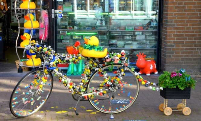 SYKKELBY: Amsterdam er en ideell by å oppleve fra sykkel, både for små og store. Den er helt flat og godt tilpasset en opplevelsesreise på to hjul. SYKKELBY: Amsterdam er en ideell by å oppleve fra sykkel, både for små og store. Den er helt flat og godt tilpasset en opplevelsesreise på to hjul.