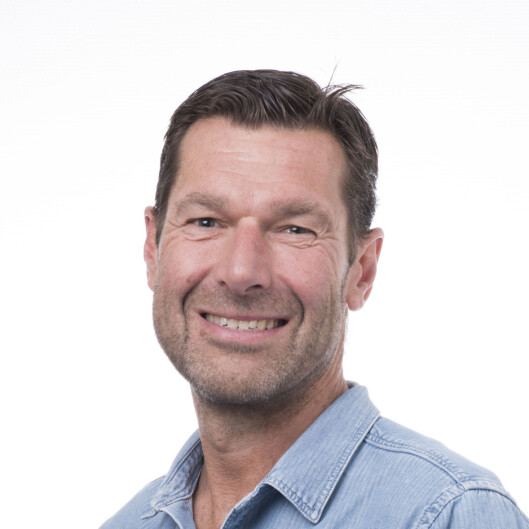 OPP AV SOFAEN: Professor Ulf Ekelund ved Norges idrettshøgskole har forsket på hvor mye aktivitetet som må til for å veie opp for en stillesittende livsstil. Svaret: rundt en time om dagen. Foto: Emil Kjos Sollie/NIH OPP AV SOFAEN: Professor Ulf Ekelund ved Norges idrettshøgskole har forsket på hvor mye aktivitetet som må til for å veie opp for en stillesittende livsstil. Svaret: rundt en time om dagen. Foto: Emil Kjos Sollie/NIH
