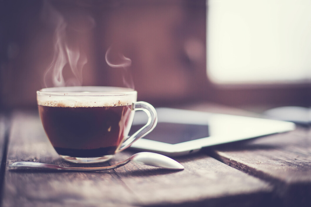 EN SORTE KOPPEN: Kroppen blir vant til å innta koffein, og det gjør at du må drikke mer av det for å få samme oppkvikkende effekt som du fikk i starten. Men da kan du risikere å få negativ effekt av koffeinet samtidig. Foto: Shutterstock / iravgustin EN SORTE KOPPEN: Kroppen blir vant til å innta koffein, og det gjør at du må drikke mer av det for å få samme oppkvikkende effekt som du fikk i starten. Men da kan du risikere å få negativ effekt av koffeinet samtidig. Foto: Shutterstock / iravgustin