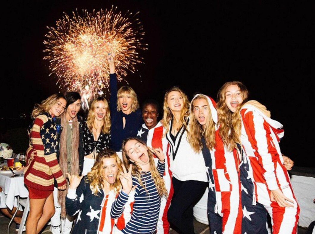 04. JULI: Taylor Swift, Ruby Rose, Blake Lively, Uzo Aduba, Cara Delevingne og Gigi Hadid feiret USAs nasjonaldag sammen. Foto: Xposure 04. JULI: Taylor Swift, Ruby Rose, Blake Lively, Uzo Aduba, Cara Delevingne og Gigi Hadid feiret USAs nasjonaldag sammen. Foto: Xposure
