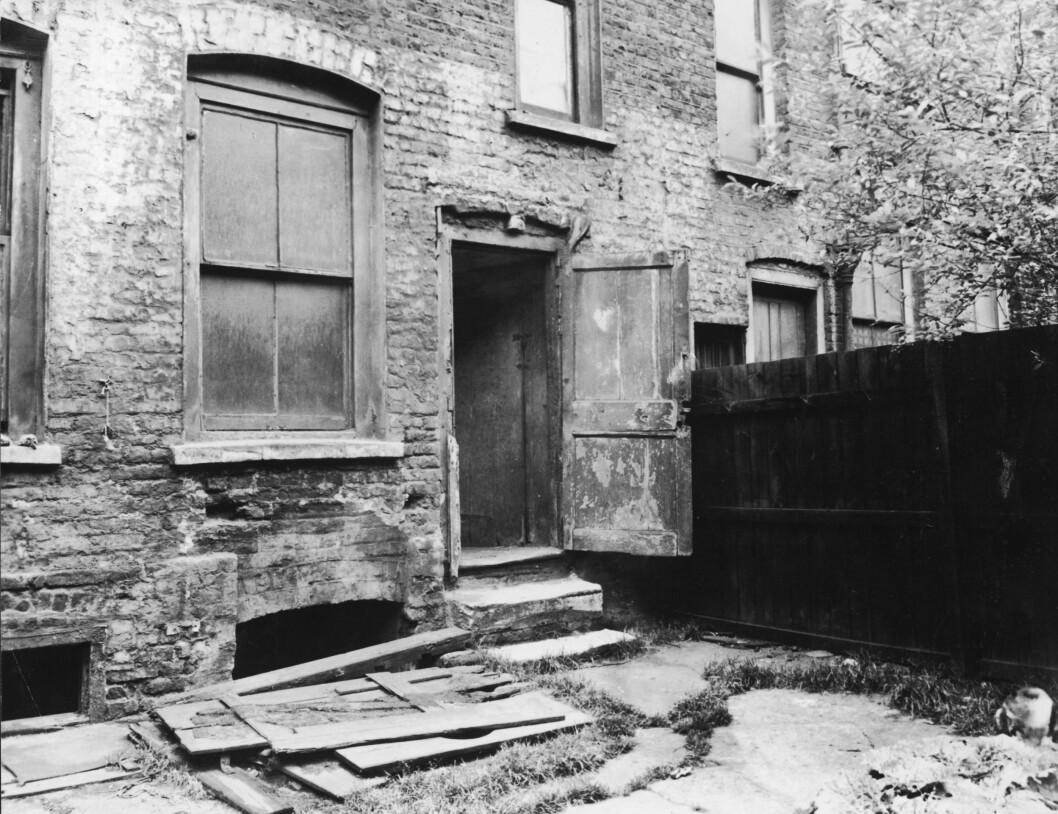 DRAPSSTED: Backgården ved 29 Hanbury Street, Spitalfields, hvor kroppen til offer Annie Chapman ble funnet mellom trappetrinnene og gjerdet 8. september 1888. Foto: Mary Evans Picture DRAPSSTED: Backgården ved 29 Hanbury Street, Spitalfields, hvor kroppen til offer Annie Chapman ble funnet mellom trappetrinnene og gjerdet 8. september 1888. Foto: Mary Evans Picture
