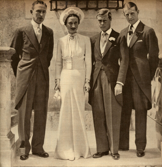 ABDISERTE: Dronning Elizabeths onkel var kong Edward VII i knappe 11 måneder før han abdiserte fra tronen i desember 1936 - til fordel for kjærligheten. 3. juni 1937 giftet han seg med den amerikanske sosietetskvinnen Wallis Simpson i Frankrike. Til venstre: Mr. H Rogers, toastmaster, Wallis, Edward og hans forlover Major E-D- Metcalfe. Foto: NTB Scanpix ABDISERTE: Dronning Elizabeths onkel var kong Edward VII i knappe 11 måneder før han abdiserte fra tronen i desember 1936 - til fordel for kjærligheten. 3. juni 1937 giftet han seg med den amerikanske sosietetskvinnen Wallis Simpson i Frankrike. Til venstre: Mr. H Rogers, toastmaster, Wallis, Edward og hans forlover Major E-D- Metcalfe. Foto: NTB Scanpix