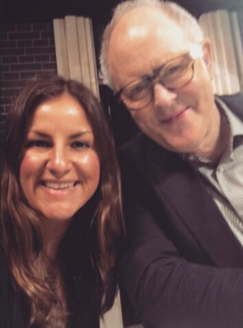 EN SELFIE MED LITGOW: Den amerikanske skuespilleren John Litgow, som spiller den daværende statsministeren Winston Churchill i The Crown, var i svært godt humør da han møtte KK.nos utsendte. Han skrøt blant annet av den norske naturen og mimret tilbake om en tur han og kona hadde hatt med Hurtigruta. Foto: FOTO: Malini Gaare Bjørnstad // KK.no EN SELFIE MED LITGOW: Den amerikanske skuespilleren John Litgow, som spiller den daværende statsministeren Winston Churchill i The Crown, var i svært godt humør da han møtte KK.nos utsendte. Han skrøt blant annet av den norske naturen og mimret tilbake om en tur han og kona hadde hatt med Hurtigruta. Foto: FOTO: Malini Gaare Bjørnstad // KK.no