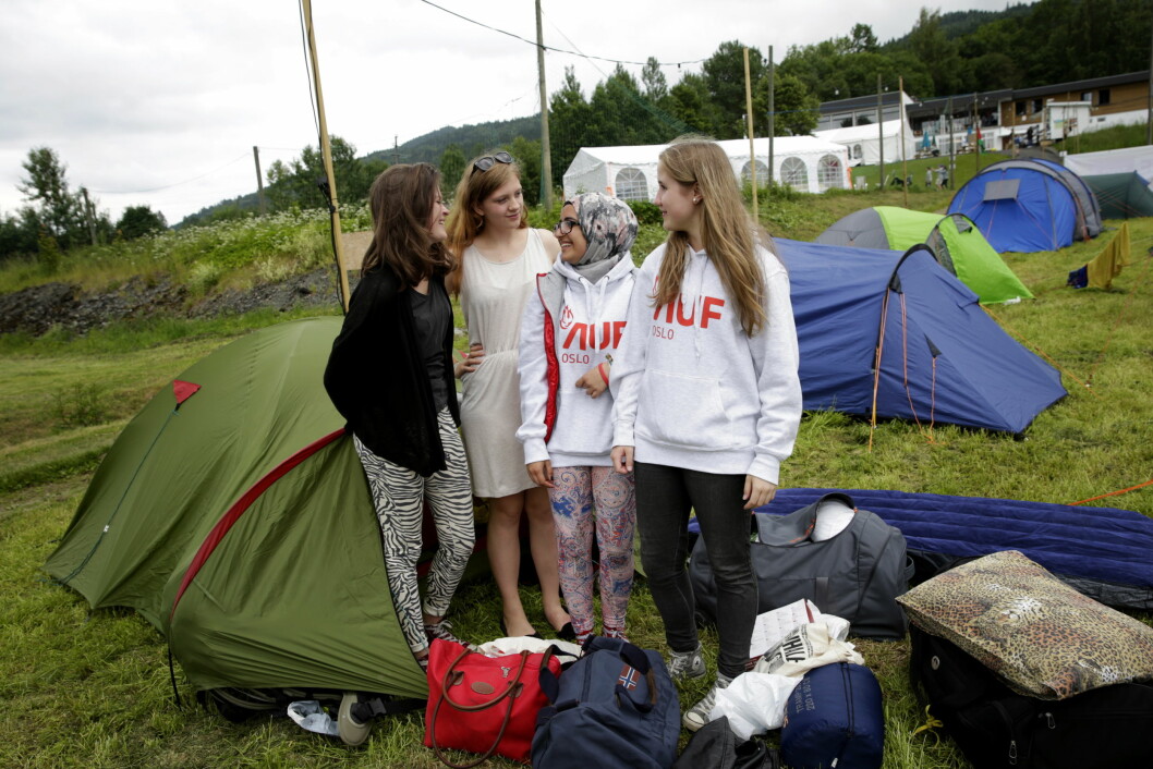 LAV PROFIL: Etter å ha vært med i AUF i fem år har Al-Musawi (andre fra høyre) nå bestemt seg for å holde seg politisk nøytral i studietiden. Her avbildet sammen med felles AUF-medlemmer i 2013.
Foto: Foto: Håkon Mosvold Larsen / NTB scanpix LAV PROFIL: Etter å ha vært med i AUF i fem år har Al-Musawi (andre fra høyre) nå bestemt seg for å holde seg politisk nøytral i studietiden. Her avbildet sammen med felles AUF-medlemmer i 2013.
Foto: Foto: Håkon Mosvold Larsen / NTB scanpix