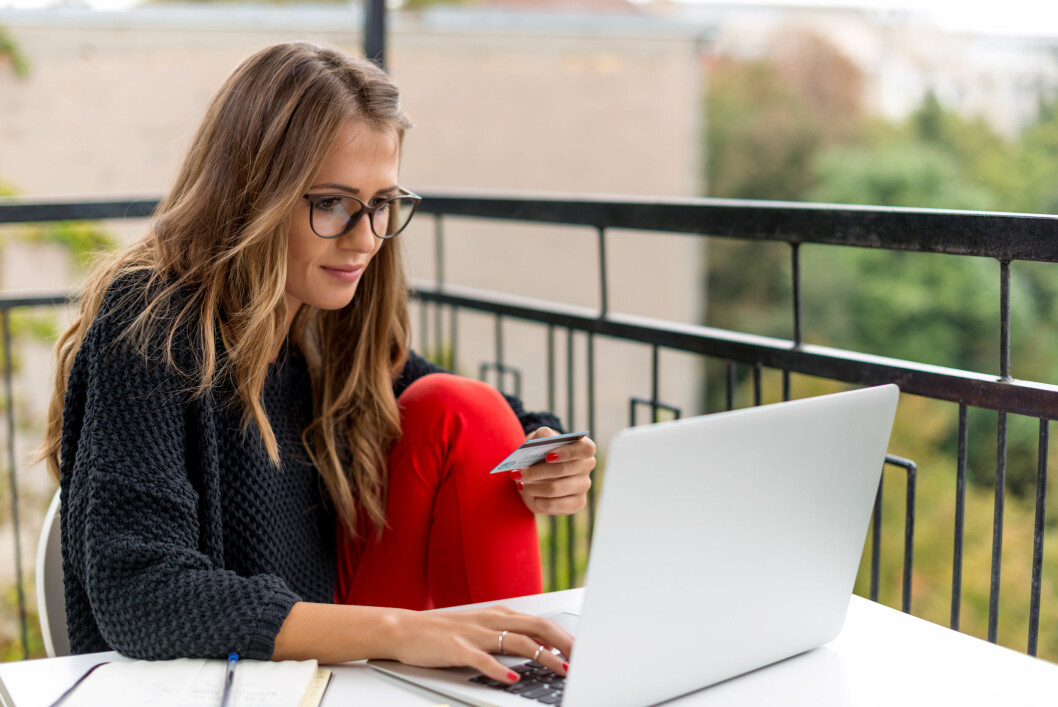 NETTSHOPPING: Blir du fort fristet til å kjøpe litt mer enn du egentlig trenger? Foto: Shutterstock / Stock Rocket NETTSHOPPING: Blir du fort fristet til å kjøpe litt mer enn du egentlig trenger? Foto: Shutterstock / Stock Rocket