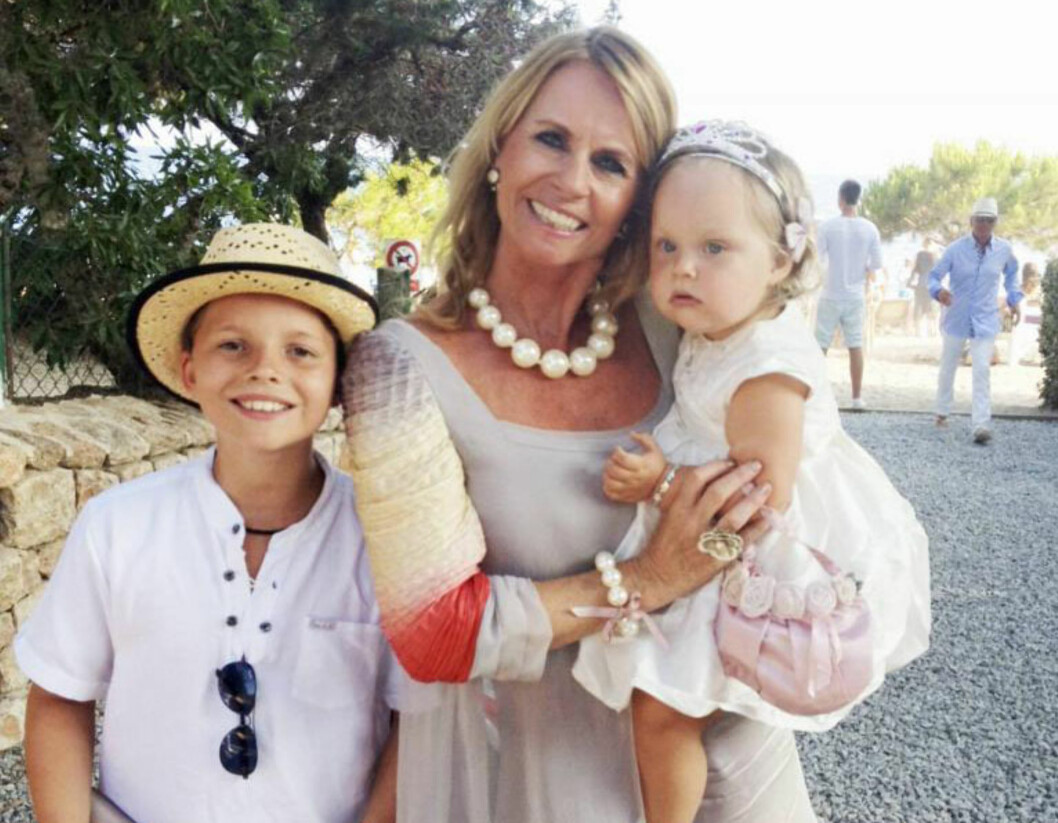 ELLEN ARNSTAD: Trebarnsmoren Ellen Arnstad, som er forlagsredaktør i Aller Media, forteller til KK Mamma at hun hadde en helt annen trygghet, da hun fikk barn i godt voksen alder. Her med sine to yngste barn Alexander (14) og Gabrielle Margrete (4). Foto: FOTO: Privat ELLEN ARNSTAD: Trebarnsmoren Ellen Arnstad, som er forlagsredaktør i Aller Media, forteller til KK Mamma at hun hadde en helt annen trygghet, da hun fikk barn i godt voksen alder. Her med sine to yngste barn Alexander (14) og Gabrielle Margrete (4). Foto: FOTO: Privat