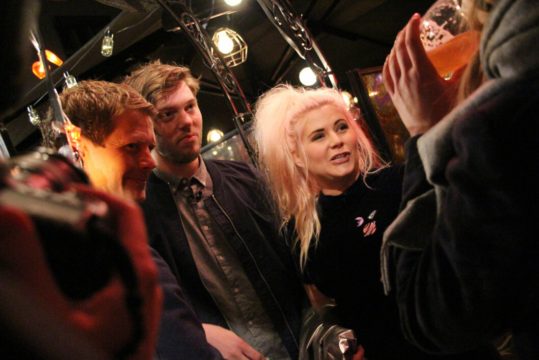 PREMIEREFEST: 5. oktober var det duket for premierefest på «Line dater Norge» på den populære baren Angst i Oslo - hvor Line og daten John Gunnar var kveldens midtpunkt. Her i samtale med Lines familie. Foto: FOTO: Malini Gaare Bjørnstad // KK.no PREMIEREFEST: 5. oktober var det duket for premierefest på «Line dater Norge» på den populære baren Angst i Oslo - hvor Line og daten John Gunnar var kveldens midtpunkt. Her i samtale med Lines familie. Foto: FOTO: Malini Gaare Bjørnstad // KK.no