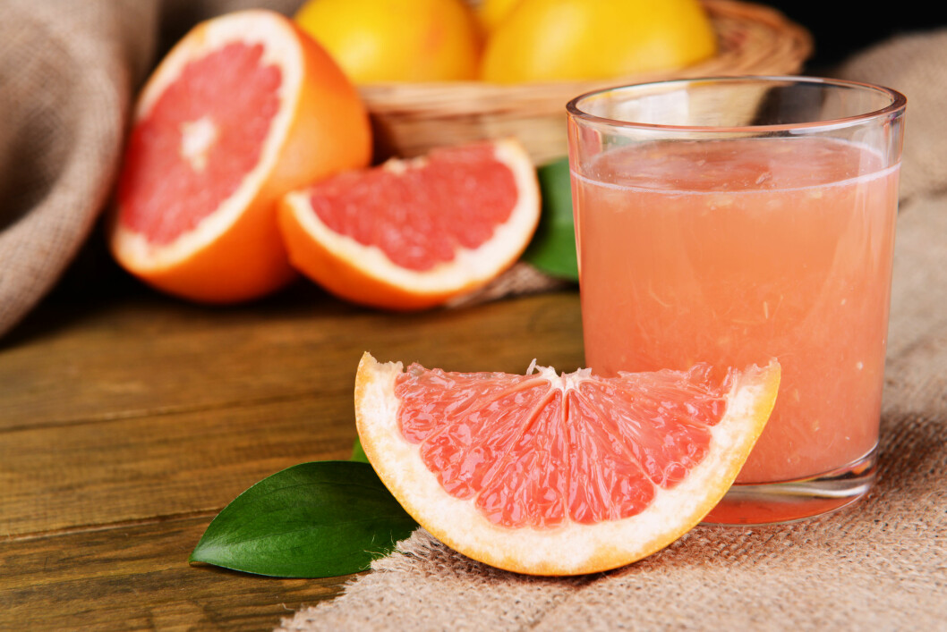 GRAPEFRUKT: Den fargerike frukten er kjempefin å bruke i en næringsrik shot. Den inneholder blant annet fettforbrennende enzymer, som gjør at du forbrenner mer. Foto: Shutterstock / Africa Studio GRAPEFRUKT: Den fargerike frukten er kjempefin å bruke i en næringsrik shot. Den inneholder blant annet fettforbrennende enzymer, som gjør at du forbrenner mer. Foto: Shutterstock / Africa Studio