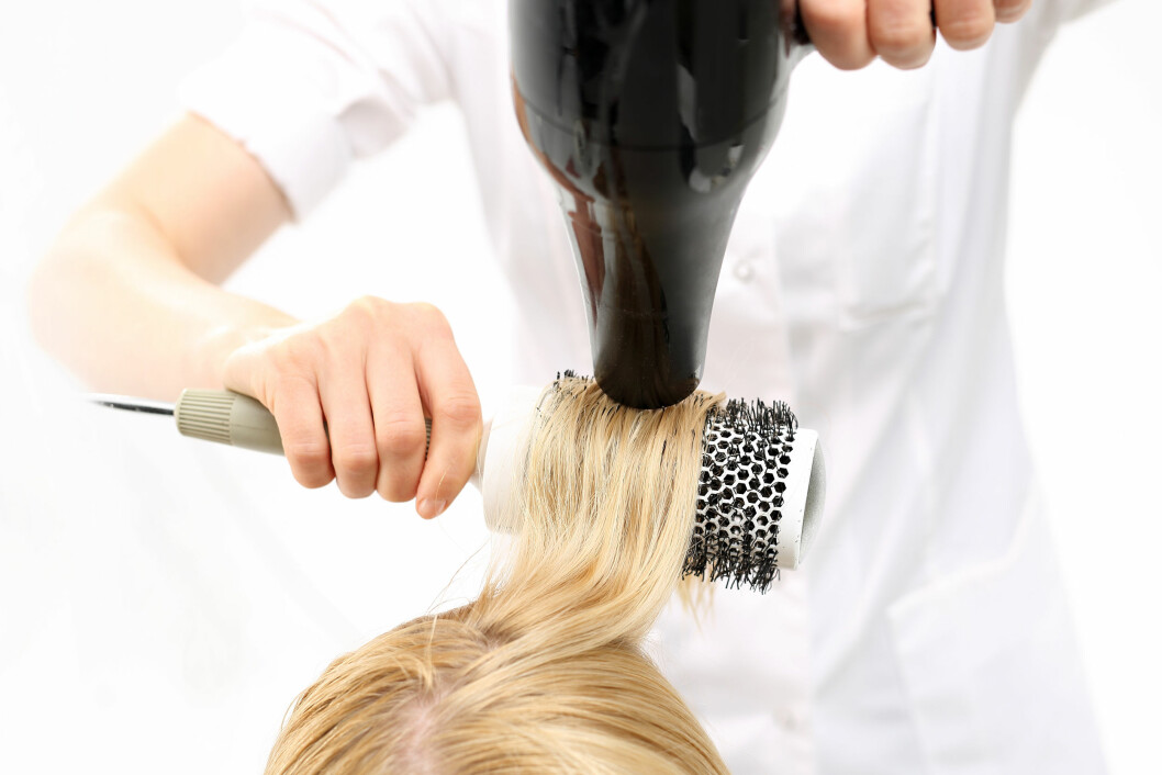 FØN DEG TIL VOLUM: - For maksimalt volum bør du passe på at du får fønet håret rett opp fra hodebunnen, forteller Siri Myhre til KK.no. Foto: Shutterstock / Robert Przybysz FØN DEG TIL VOLUM: - For maksimalt volum bør du passe på at du får fønet håret rett opp fra hodebunnen, forteller Siri Myhre til KK.no. Foto: Shutterstock / Robert Przybysz