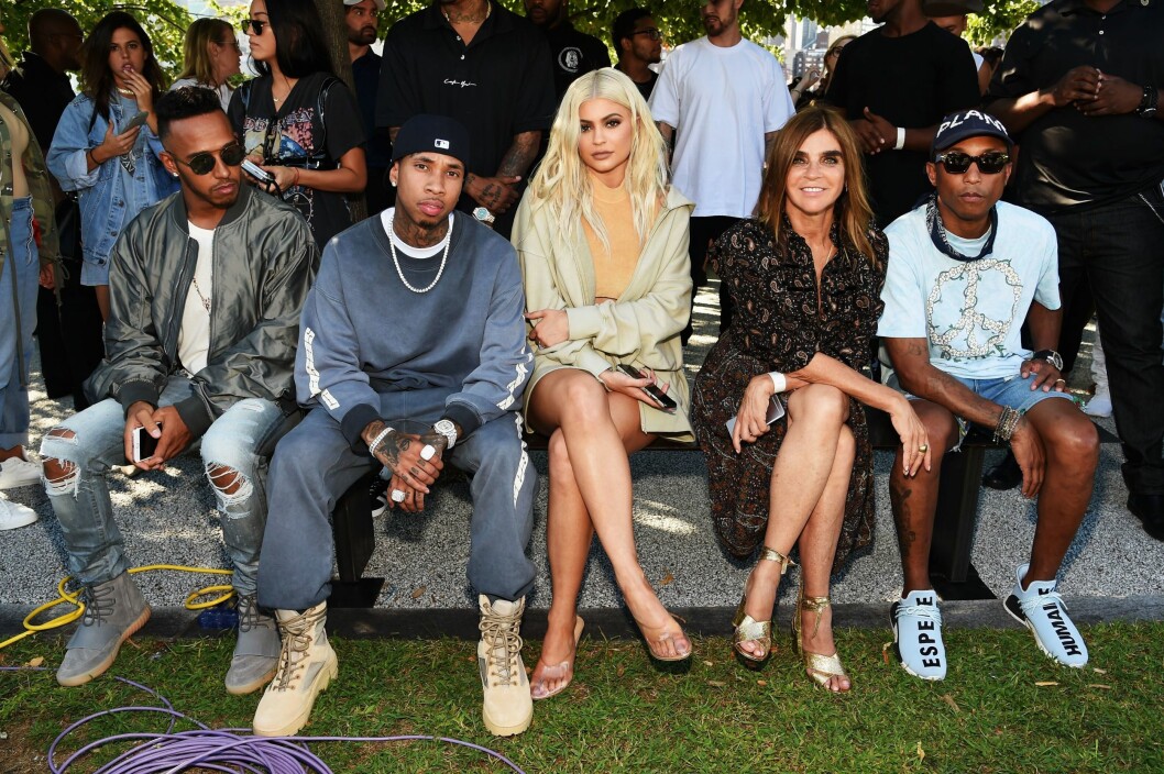 NEW YORK, NY - SEPTEMBER 07: (2nd L-R) Tyga, Kylie Jenner, Carine Roitfeld and Pharrell Williams attend the Kanye West Yeezy Season 4 fashion show on September 7, 2016 in New York City. Jamie McCarthy/Getty Images for Yeezy Season 4/AFP
== FOR NEWSPAPERS, INTERNET, TELCOS & TELEVISION USE data-cke-saved-ONLY == ONLY == Foto: Afp NEW YORK, NY - SEPTEMBER 07: (2nd L-R) Tyga, Kylie Jenner, Carine Roitfeld and Pharrell Williams attend the Kanye West Yeezy Season 4 fashion show on September 7, 2016 in New York City. Jamie McCarthy/Getty Images for Yeezy Season 4/AFP
== FOR NEWSPAPERS, INTERNET, TELCOS & TELEVISION USE data-cke-saved-ONLY == ONLY == Foto: Afp
