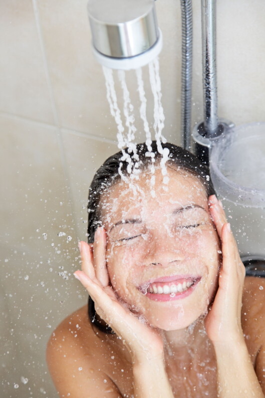 DUSJ RETT ETTER TRENING: Kombinasjonen av fukt, svette, friksjon og irritasjon kan gi akne mekanika. Derfor er det lurt å dusje rett etter du er ferdig på trening. Foto: Shutterstock / Ariwasabi DUSJ RETT ETTER TRENING: Kombinasjonen av fukt, svette, friksjon og irritasjon kan gi akne mekanika. Derfor er det lurt å dusje rett etter du er ferdig på trening. Foto: Shutterstock / Ariwasabi