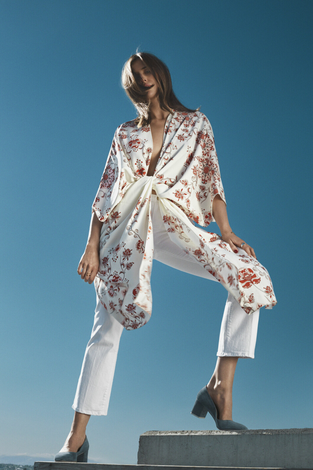 Kimono fra H&M, kr 399. Bukse fra Frame Denim, kr 1800. Sko fra aeyde, kr 1500. Foto: Stephen Butkus Kimono fra H&M, kr 399. Bukse fra Frame Denim, kr 1800. Sko fra aeyde, kr 1500. Foto: Stephen Butkus