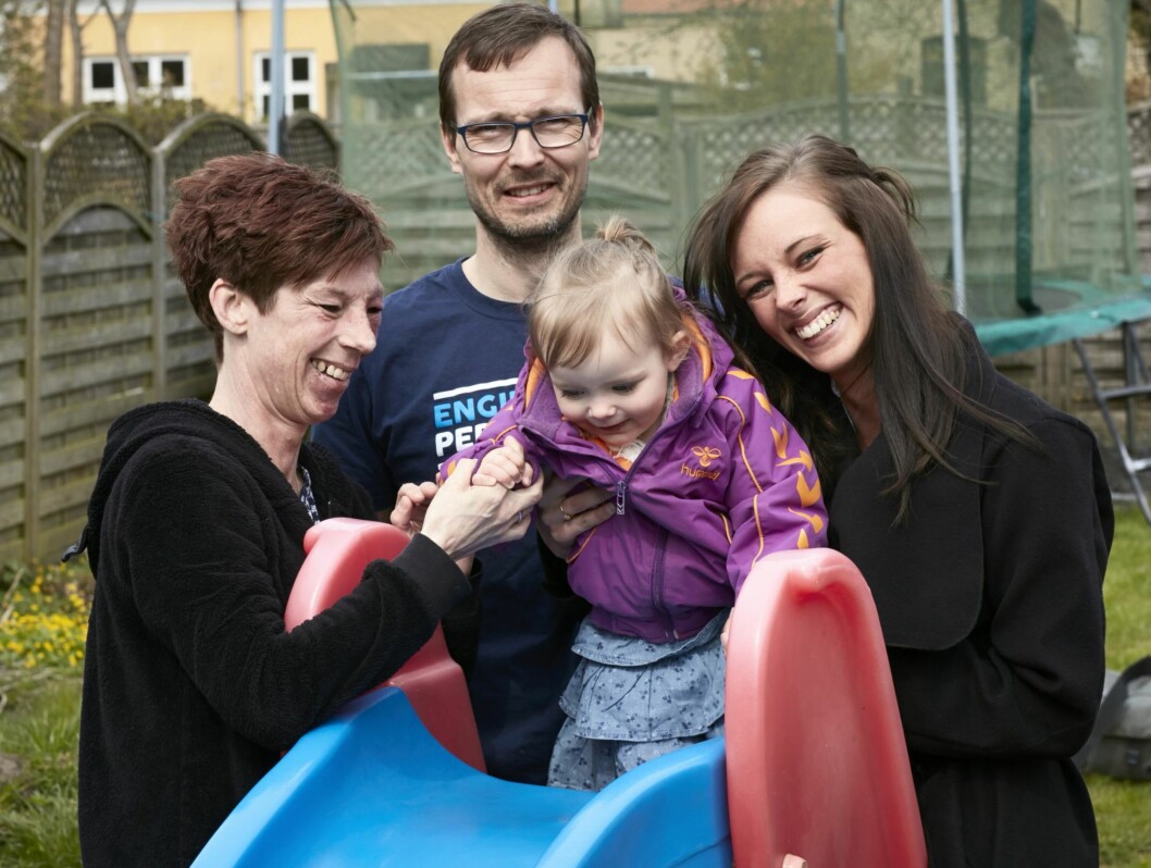 Storfamilie: Lisa nyter å være omgitt av familien sin, og fire generasjoner bor under samme tak; Lisas foreldre, Lisa og ektemannen Jack (i midten), og deres barn og barnebarn. Her er det eldstedatteren Stina og hennes Sofia. Foto: All Over Press Storfamilie: Lisa nyter å være omgitt av familien sin, og fire generasjoner bor under samme tak; Lisas foreldre, Lisa og ektemannen Jack (i midten), og deres barn og barnebarn. Her er det eldstedatteren Stina og hennes Sofia. Foto: All Over Press