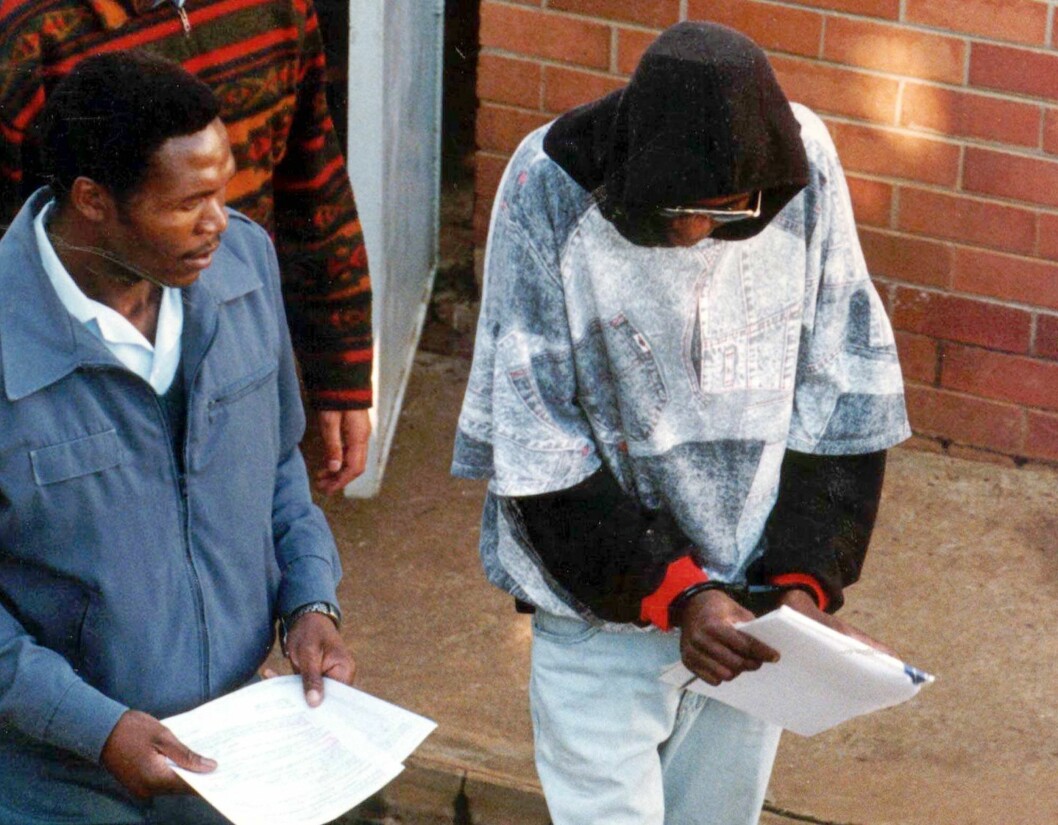 MOSES SITHOLE: Sithole (til høyre) blir ledet vekk fra retten året før han ble dømt til mer enn 2400 år i fengsel fredag 5.desember 1997. Foto: AP MOSES SITHOLE: Sithole (til høyre) blir ledet vekk fra retten året før han ble dømt til mer enn 2400 år i fengsel fredag 5.desember 1997. Foto: AP