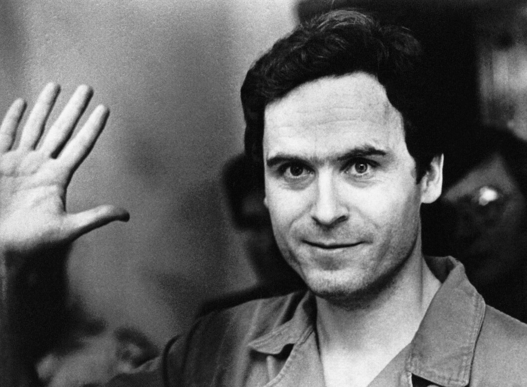THEODORE BUNDY: Theodore Bundy vinker til pressen etter en av de første rettssakene. Foto: Ap THEODORE BUNDY: Theodore Bundy vinker til pressen etter en av de første rettssakene. Foto: Ap
